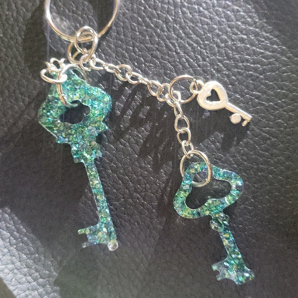 Handmade Double 🔑 Keychain - Picture 4 of 4